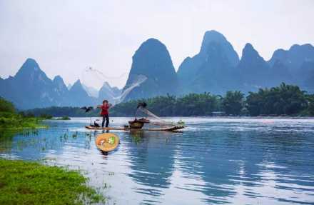 桂林之旅---未暇骖鸾信不诬，玉簪罗带路纡萦。 桂林山水甲天下，绝妙漓江秋泛图。
